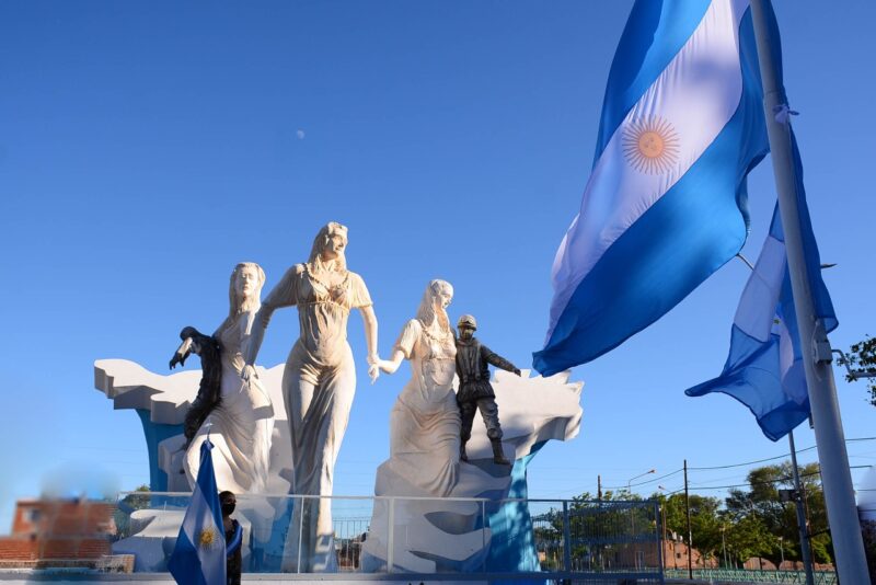 Plaza Soldado Jorge Águila, monumento los caídos de Malvinas